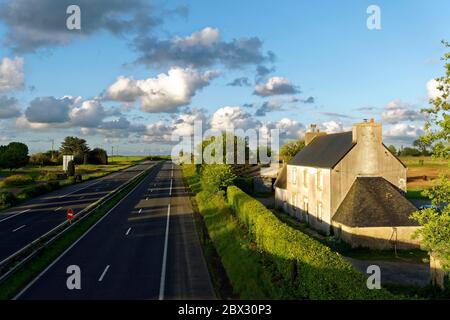 Frankreich, Finistere, Covid 19 oder Coronavirus-Sperrung, Rennes nach Brest N12 Autobahn während der COVID 19 Krise im April 2020, Sperrzeit Stockfoto