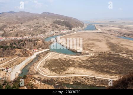 China, Provinz Liaoning, Stadt Dandong, erhöhte Sicht auf den Yalu Fluss, der China trennt, auf der linken Seite, von Nordkorea, auf der rechten Seite Stockfoto