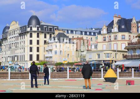 Frankreich, Calvados, Pays d'Auge, Trouville sur Mer, Beach Club mit Minigolf und im Hintergrund Les Planches Promenade Savignac und links der Trouville Palace (ehemaliger Palast eröffnet 1910) Stockfoto