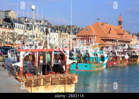 Frankreich, Calvados, Pays d'Auge, Trouville sur Mer, Fischerboote auf den Touques und im Hintergrund der Fischmarkt Stockfoto