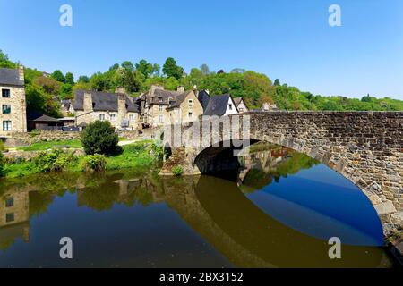 Frankreich, Cotes d'Armor, Dinan, Dinan Hafen entlang des Rance Flusses und der alten Brücke Stockfoto