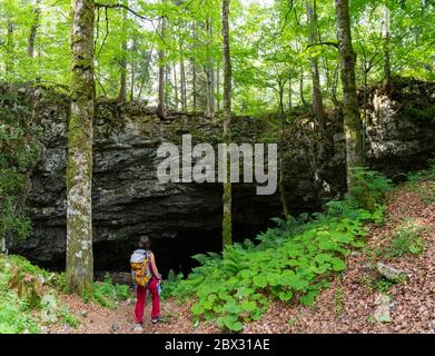 Frankreich, Isère (38), regionaler Naturpark Vercors, Hochebenen des Naturparks Vercors, Corrençon en Vercors, Wanderer vor dem Eingang zur Grotte de la Cheminée Stockfoto