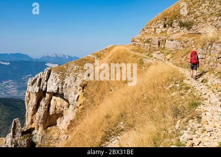 Frankreich, Drôme (26), regionaler Naturpark Vercors, Nationalpark Vercors Hochland, Châtillon-en-Diois, Wanderer auf dem Weg zur Quelle Baume Rousse (1800 m) Stockfoto