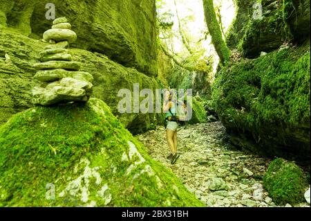 Frankreich, Drôme (26), regionaler Naturpark Vercors, Saillans, Wanderer in der Gueulards-Schlucht Stockfoto