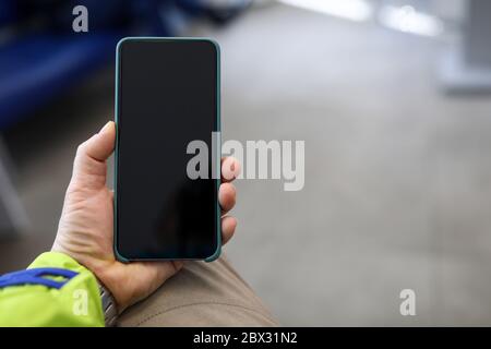 Mann und verschlossenes Telefon Stockfoto