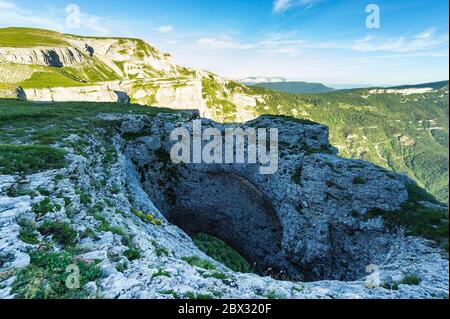 Frankreich, Drôme (26), regionaler Naturpark Vercors, Vassieux-en-Vercors, Plateau de Fond d'Urle, Scialet (Abgrund) am südlichen Ende des Plateaus oberhalb des Baume Noire Stockfoto