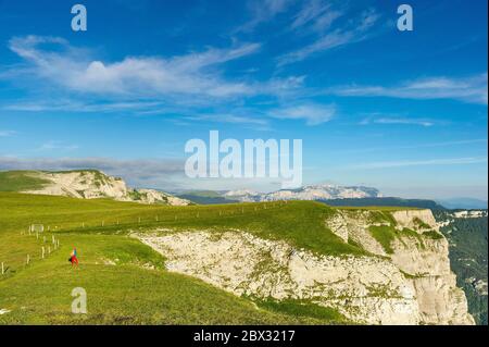 Frankreich, Drôme (26), regionaler Naturpark Vercors, Vassieux-en-Vercors, Plateau de Fond d'Urle, Wanderfreunde auf dem Plateau de Fond d'Urle Stockfoto