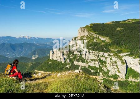 Frankreich, Drôme (26), regionaler Naturpark Vercors, Rousset-en-Vercors, Montagne de Nève, Wanderer die Landschaft betrachten, im Vordergrund der Rochers de Chironne (1493m) und ganz unten der Trois Becs, Roche Courbe (1545m), das Signal (1559m) und der Veyou (1589m) Stockfoto