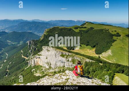 Frankreich, Drôme (26), regionaler Naturpark Vercors, Rousset-en-Vercors, Montagne de Nève, Wanderer die Landschaft betrachten, im Vordergrund der Rochers de Chironne (1493m) und ganz unten der Trois Becs, Roche Courbe (1545m), das Signal (1559m) und der Veyou (1589m) Stockfoto