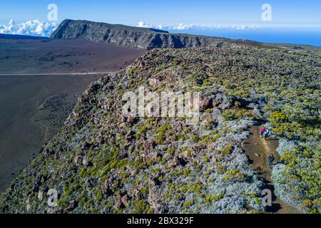 Frankreich, Réunion (französisches Überseedepartement), Reunion Nationalpark, der von der UNESCO zum Weltkulturerbe erklärt wurde, an den Hängen des Vulkans Piton de la Fournaise, Wanderer auf dem Ste Therese Oratorial Trail über der Plaine des Sables, den wir unten sehen können (Luftaufnahme) Stockfoto