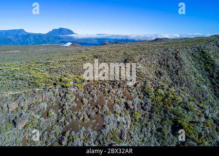 Frankreich, Réunion (französisches Überseedepartement), Reunion Nationalpark, der von der UNESCO zum Weltkulturerbe erklärt wurde, an den Hängen des Vulkans Piton de la Fournaise, Wanderer auf dem Ste Therese Oratorienpfad über der Plaine des Sables, im Hintergrund im Norden der Piton des Neiges (Luftaufnahme) Stockfoto