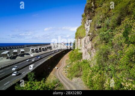 Frankreich, Réunion (französische Überseeabteilung), La Possession, Bau der Neuen Küstenstraße (Nouvelle Route du Littoral - NRL) bei La Grande Chaloupe, 5.4 km langes Seeviadukt zwischen der Hauptstadt Saint-Denis und dem wichtigsten Handelshafen im Westen (Luftaufnahme) Stockfoto