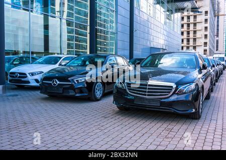 Schwarzer Mercedes-Benz drei Autos in einer Reihe speichern Mercedes, Vorderansicht. Russland, Sankt Petersburg. 13. Mai 2020 Stockfoto