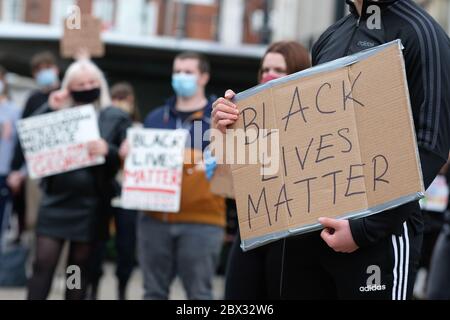 Hereford, Herefordshire, Großbritannien – Donnerstag, 4. Juni 2020 – Protestierende versammeln sich in Hereford als Teil der Black Lives Matter ( BLM ) Kampagne in Erinnerung an George Floyd, der kürzlich von Polizeibeamten in Minneapolis, Minnesota, USA getötet wurde. Die Anzahl der Gäste wurde auf ca. 800 geschätzt. Foto Steven May / Alamy Live News Stockfoto