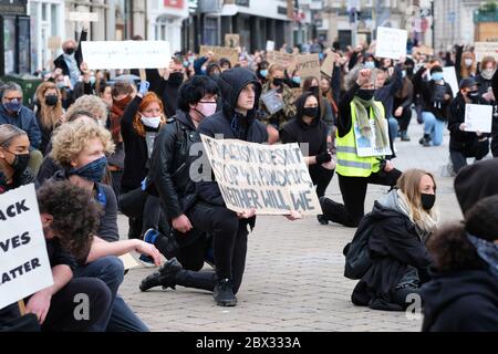 Hereford, Herefordshire, Großbritannien – Donnerstag, 4. Juni 2020 – Demonstranten fallen in Bezug auf das Knie als Teil der Black Lives Matter ( BLM ) Kampagne in Erinnerung an George Floyd vor kurzem von Polizeibeamten in Minneapolis, Minnesota, USA getötet. Die Anzahl der Gäste wurde auf ca. 800 geschätzt. Foto Steven May / Alamy Live News Stockfoto