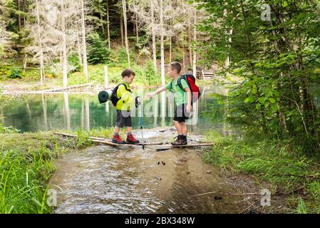 Frankreich, Haute-Savoie (74), Mont Blanc Massiv, Servoz, junge Jungen wandern in Les Trois Gouilles Stockfoto