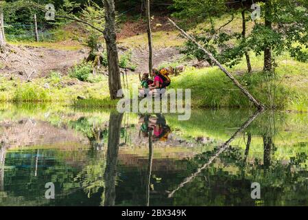 Frankreich, Haute-Savoie (74), Mont Blanc Massiv, Servoz, Mutter und Sohn wandern in Les Trois Gouilles Stockfoto