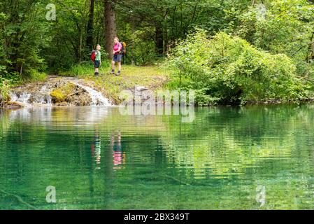 Frankreich, Haute-Savoie (74), Mont Blanc Massiv, Servoz, Mutter und ihre Jungen wandern in Les Trois Gouilles Stockfoto