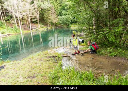 Frankreich, Haute-Savoie (74), Mont Blanc Massiv, Servoz, junge Jungen wandern in Les Trois Gouilles Stockfoto