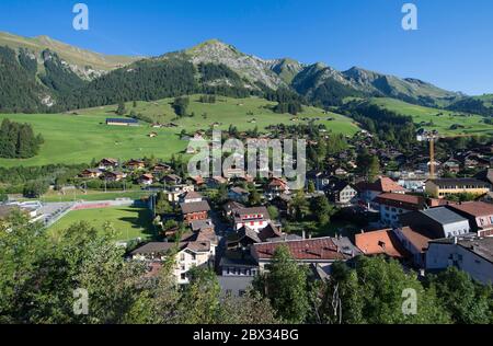 Schweiz, Kanton Waadt, Land Enhaut, Goldenpass-Zug, Durchgang zum Chateau d'Oex, dem Dorf vom Kirchhügel aus gesehen Stockfoto