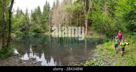 Frankreich, Haute-Savoie (74), Mont Blanc Massiv, Servoz, Mutter und ihre Jungen wandern in Les Trois Gouilles Stockfoto