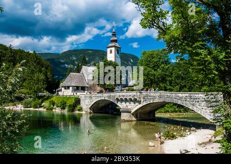 Slowenien, Julische Alpen, Oberkrain, Triglav Nationalpark, Bohinj, St. Johannes Baptist, am Ufer des Sees Stockfoto