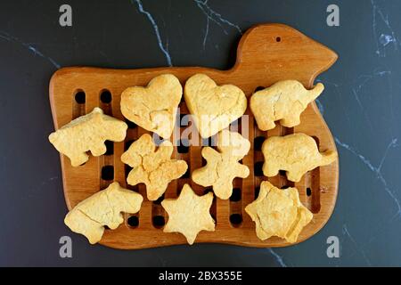 Draufsicht von gerade gebackenen hausgemachten Butter Cookies auf Holzbrett gekühlt Stockfoto