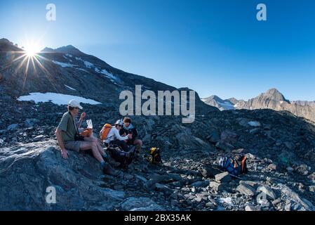 Frankreich, Savoie (73), Haute-Maurienne, Nationalpark Vanoise, Bonneval-sur-Arc, Wanderer bei einer Kaffeepause am Arbéron See (2914m) Stockfoto