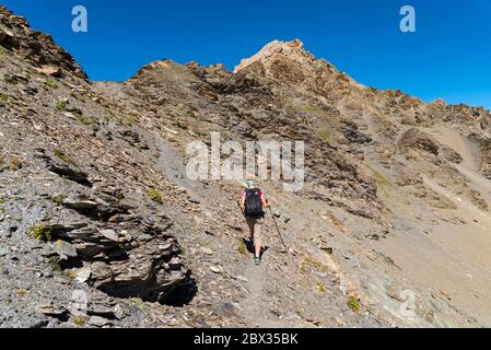 Frankreich, Savoie (73), Haute-Maurienne, Nationalpark Vanoise, Bonneval-sur-Arc, Wanderer auf dem Weg nach Pélaou Blanc (3135 m) Stockfoto