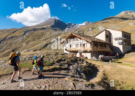 Frankreich, Savoie (73), Haute-Maurienne, Vanoise Nationalpark, Bonneval-sur-Arc, Mutter und ihre Jungen, die bei der Avérole Hütte ankommen Stockfoto