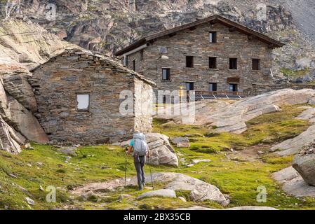 Frankreich, Savoie (73), Haute-Maurienne, Vanoise Nationalpark, Bonneval-sur-Arc, Wanderer, Ankunft in der Refuge du Carro Stockfoto