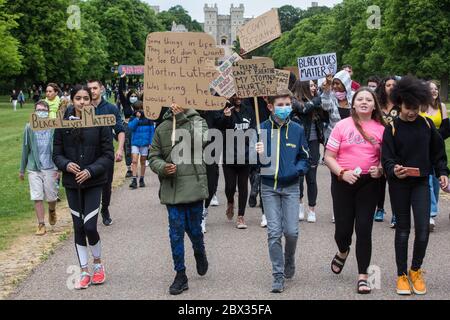 Windsor, Großbritannien. Juni 2020. Hunderte von Jugendlichen nehmen an einem friedlichen protestmarsch entlang des langen Spaziergangs vor Windsor Castle Teil, um sich mit der Bewegung Black Lives Matter zu solidarisieren. Der marsch wurde kurzfristig von Jessica Christie auf Antrag ihrer Tochter Yani, im Alter von 12 Jahren, nach dem Tod von George Floyd, während in der Obhut von Polizeibeamten in Minneapolis in den Vereinigten Staaten organisiert. Quelle: Mark Kerrison/Alamy Live News Stockfoto