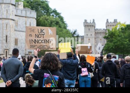 Windsor, Großbritannien. Juni 2020. Hunderte von Jugendlichen bereiten sich auf einen friedlichen protestmarsch vor, der auf dem langen Spaziergang vor Windsor Castle in Solidarität mit der Bewegung Black Lives Matter verläuft. Der marsch wurde kurzfristig von Jessica Christie auf Antrag ihrer Tochter Yani, im Alter von 12 Jahren, nach dem Tod von George Floyd, während in der Obhut von Polizeibeamten in Minneapolis in den Vereinigten Staaten organisiert. Quelle: Mark Kerrison/Alamy Live News Stockfoto