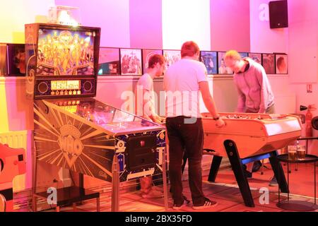 Frankreich, Rhone, Lyon, UNESCO-Welterbe, Hänge der Croix Rousse-Hänge, La Clef de Voûte, Jazzclub in einem Gewölbekeller aus dem 18. Jahrhundert, Spielecke (Flipper und Tischfußball) Stockfoto