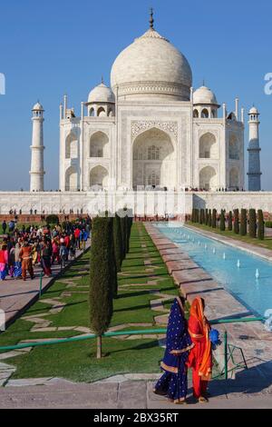 Indische Touristen in Saris vor Taj Mahal in Agra, Indien Stockfoto