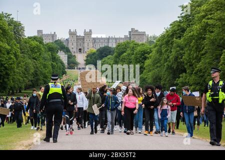 Windsor, Großbritannien. Juni 2020. Hunderte von Jugendlichen nehmen an einem friedlichen protestmarsch entlang des langen Spaziergangs vor Windsor Castle Teil, um sich mit der Bewegung Black Lives Matter zu solidarisieren. Der marsch wurde kurzfristig von Jessica Christie auf Antrag ihrer Tochter Yani, im Alter von 12 Jahren, nach dem Tod von George Floyd, während in der Obhut von Polizeibeamten in Minneapolis in den Vereinigten Staaten organisiert. Quelle: Mark Kerrison/Alamy Live News Stockfoto