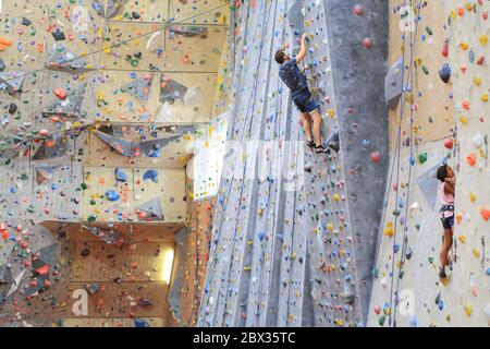 Frankreich, Rhone, Lyon, Klettern Gerland, Kletterhalle, Kletterer auf einer Kletterwand Stockfoto