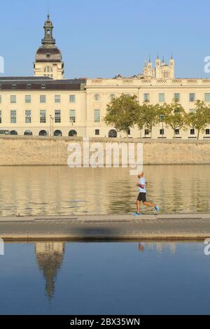 Frankreich, Rhone, Lyon, UNESCO-Weltkulturerbe, Blick vom Quai Victor Augagneur mit im Hintergrund Rhone und Grand Hotel Dieu Stockfoto