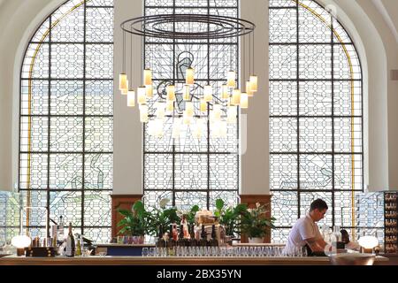 Frankreich, Rhone, Lyon, UNESCO-Weltkulturerbe, Bellecour, Grand Hotel Dieu, Restaurant Le Grand Réfectoire im ehemaligen Refektorium der Schwestern installiert Stockfoto