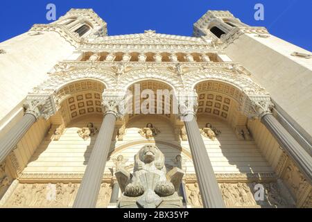 Frankreich, Rhone, Lyon, UNESCO-Weltkulturerbe, Notre Dame de Fourviere Basilika (Ende des 19. Jahrhunderts) im romanischen byzantinischen Stil von den Architekten Bossan und Sainte Marie Perrin, Westfassade Stockfoto