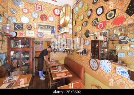 Frankreich, Rhone, Lyon, UNESCO-Weltkulturerbe, Stadtteil Croix Rousse, Restaurant Le Canut et les Gones, das 1994 im Stil eines Flohmarktes eröffnet wurde Stockfoto