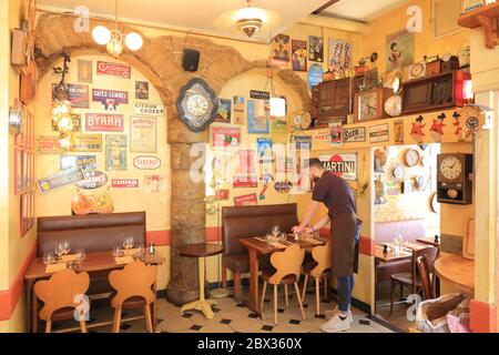 Frankreich, Rhone, Lyon, UNESCO-Weltkulturerbe, Stadtteil Croix Rousse, Restaurant Le Canut et les Gones, das 1994 im Stil eines Flohmarktes eröffnet wurde Stockfoto