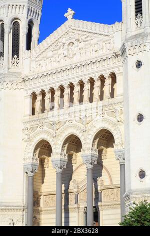 Frankreich, Rhone, Lyon, UNESCO-Weltkulturerbe, Notre Dame de Fourviere Basilika (Ende des 19. Jahrhunderts) im romanischen byzantinischen Stil von den Architekten Bossan und Sainte Marie Perrin, Westfassade Stockfoto