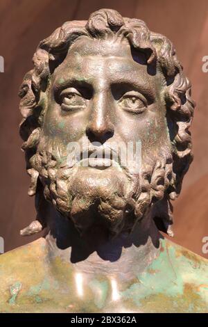 Frankreich, Rhone, Lyon, Fourviere Hügel, Lugdunum, Museum der galloromanischen Zivilisation von Lyon präsentiert eine permanente Sammlung aus den Ausgrabungen der Region Lyon, Bronzestatue (2. Jahrhundert n. Chr.) von Neptun in Lyon entdeckt Stockfoto