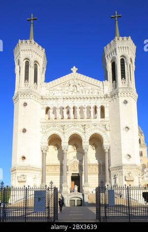 Frankreich, Rhone, Lyon, UNESCO-Weltkulturerbe, Notre Dame de Fourviere Basilika (Ende des 19. Jahrhunderts) im romanischen byzantinischen Stil von den Architekten Bossan und Sainte Marie Perrin, Westfassade Stockfoto