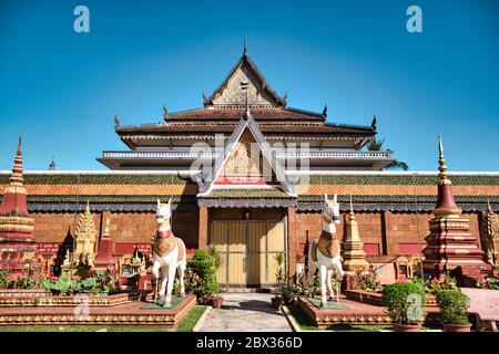 Wat Preah Prom Rath ein wunderschöner historischer buddhistischer Tempelkomplex mit bunten Pagoden auf einem großen Gelände mit Gärten Stockfoto