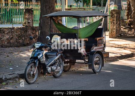 Siem Reap, Kambodscha, 12.28.2019: Traditionelles Motorrad Tuk Tuk Taxi, ein beliebter Transport in Siem Reap Stockfoto