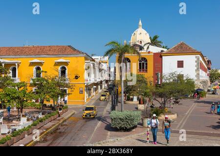 Kolumbien, Bolivar Department, Cartagena de Indias, historisches Zentrum, das von der UNESCO zum Weltkulturerbe erklärt wurde, Centro District, Plaza De Santa Teresa, San Pedro Claver Kirche im Hintergrund Stockfoto