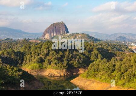 Kolumbien, Departamento Antioquia, Guatape, piedra del penol oder El penon de Guatape Stockfoto