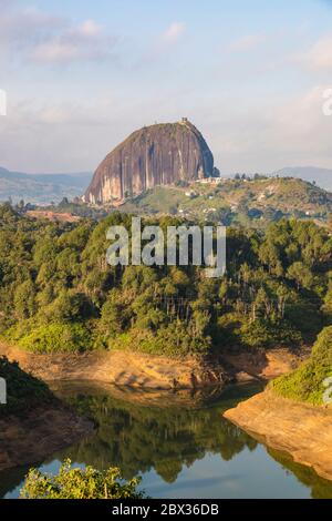 Kolumbien, Departamento Antioquia, Guatape, piedra del penol oder El penon de Guatape Stockfoto